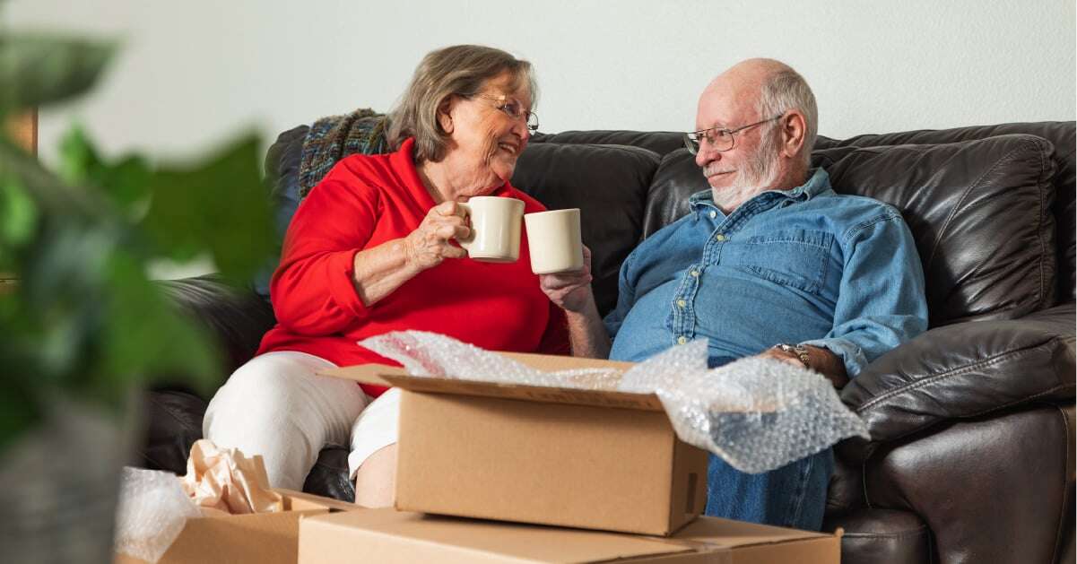 Senioren, die gerade in eine hochrangige Living Community gezogen sind