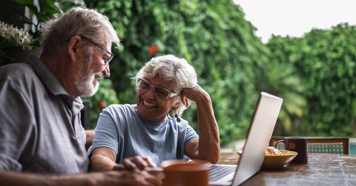 Senior Ehepaar, die unabhängige lebende Gemeinschaften erforschen